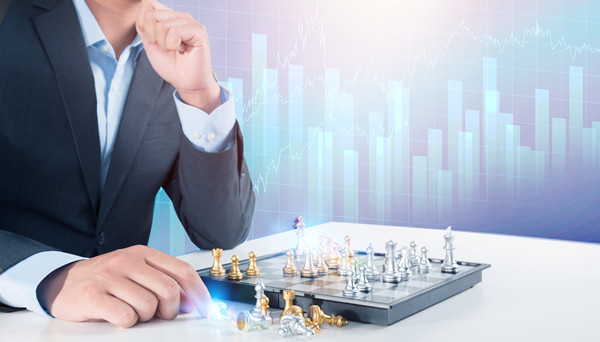 全面評估戰(zhàn)略風(fēng)險(xiǎn)，及時(shí)調(diào)整戰(zhàn)略方向