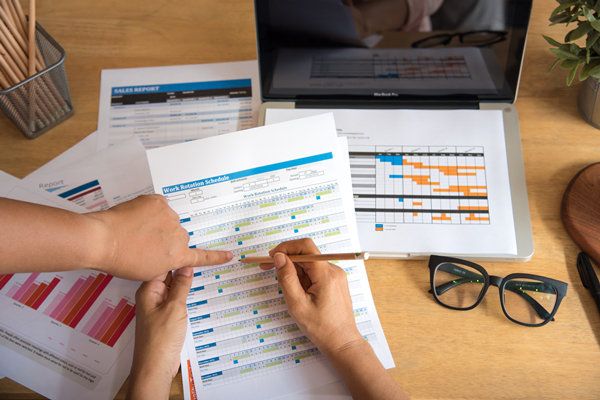 分析順利開展績效管理工作的前提條件有哪些？