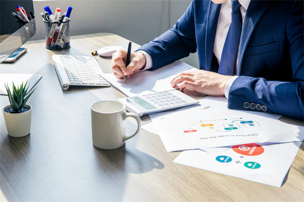 在績效溝通時，如何給員工提出改進意見促進績效增長？