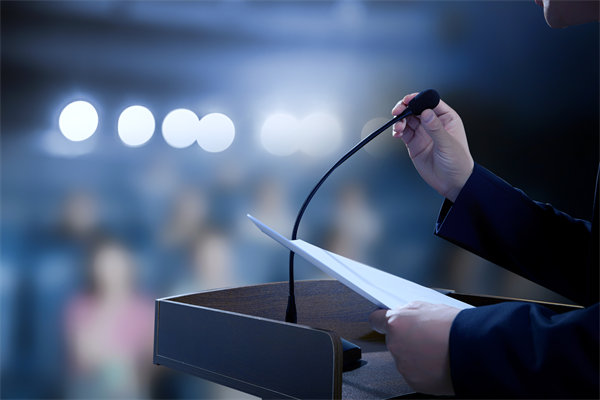 績效管理中，如何有效反饋以促進員工持續(xù)改進與成長？