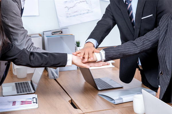 績效考核體系如何平衡短期成果與長期戰(zhàn)略發(fā)展？